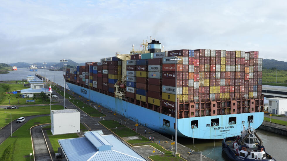 Un buque portacontenedores pasa por las esclusas de Cocolí en su ruta hacia el Océano Pacífico, en el canal de Panamá, Arraiján, el 12 de agosto de 2024