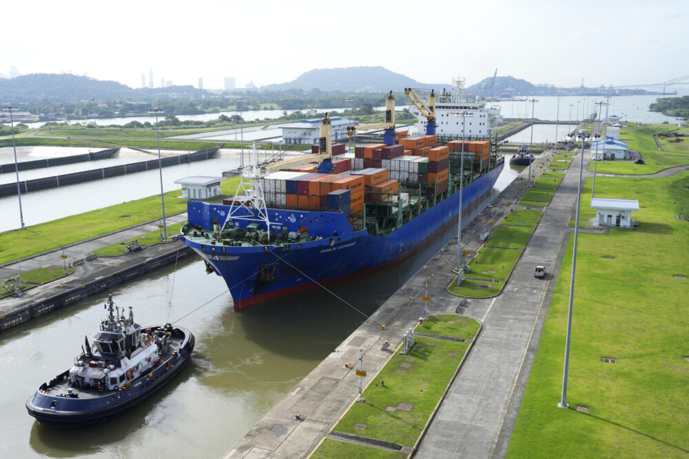 Un buque portacontenedores pasa por las esclusas de Cocolí en su ruta hacia el Océano Pacífico, canal de Panamá, Arraijan, el 12 de agosto de 2024