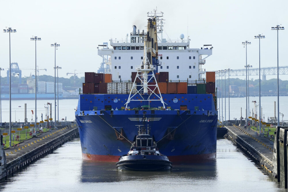 Un buque portacontenedores pasa por la esclusa de Cocolí en su ruta hacia el Océano Pacífico, canal de Panamá, Arraiján, el 12 de agosto de 2024