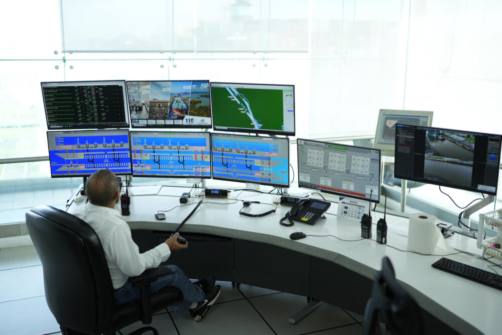 Un operario abre desde la torre de control la compuerta de la esclusa de Cocolí, canal de Panamá, Arraiján, el 12 de agosto de 2024