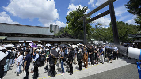 Ministros japoneses visitan un polémico santuario de guerra en aniversario de rendición de Japón