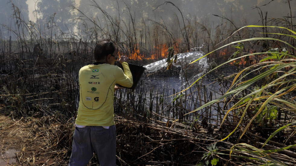 Un voluntario ayuda a combatir las llamas de un incendio forestal en la región de la Floresta Nacional de Brasilia, en el Distrito Federal de Brasil, el 4 de septiembre de 2024.