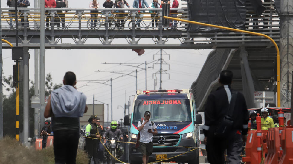 Una ambulancia se abre paso entre los bloqueos de vías que transportistas realizan como protesta al aumento del precio del diésel, el 4 de septiembre de 2024, en Bogotá