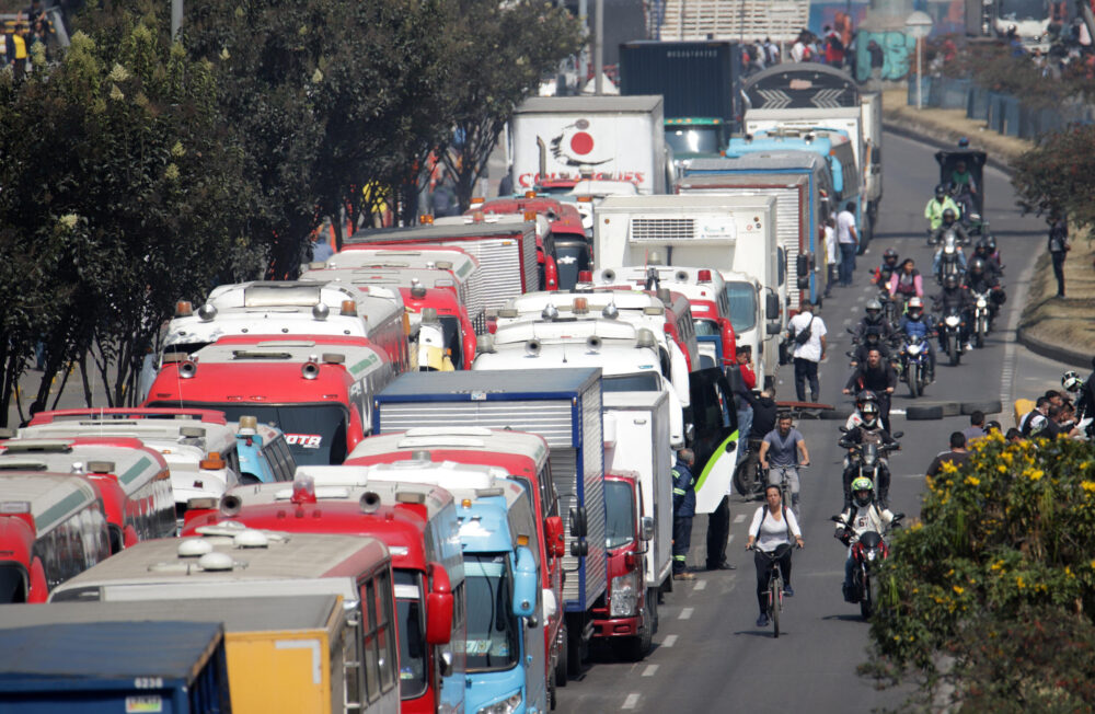 Camiones bloquean una de las entradas a Bogotá, el 4 de septiembre de 2024, en protesta por el aumento del precio del diésel