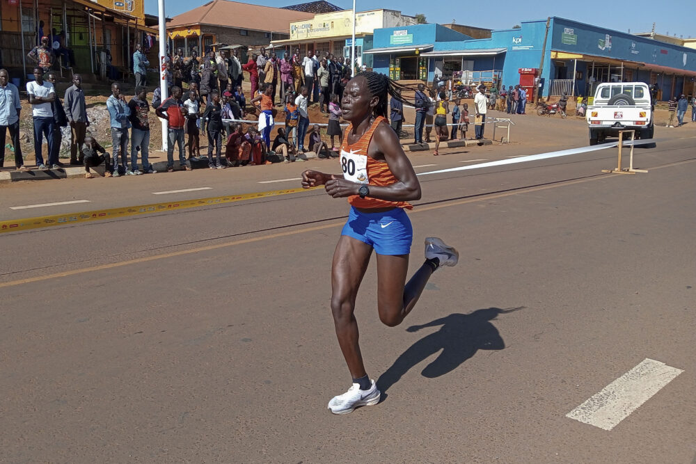 Rebecca Cheptegei, compite en la carrera Discovery de 10 km en Kapchorwa, Uganda, el viernes 20 de enero de 2023. Cheptegei, atleta ugandesa residente en Kenia, fue prendida fuego por su novio el domingo 1 de septiembre de 2024 y actualmente recibe tratamiento para el 75% de las quemaduras, según informó la policía.