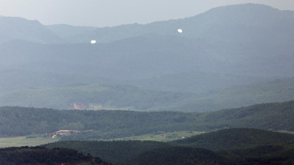 Dos globos blancos sobrevuelan la frontera intercoreana, una imagen tomada el 5 de septiembre de 2024 desde Paju (Corea del Sur)