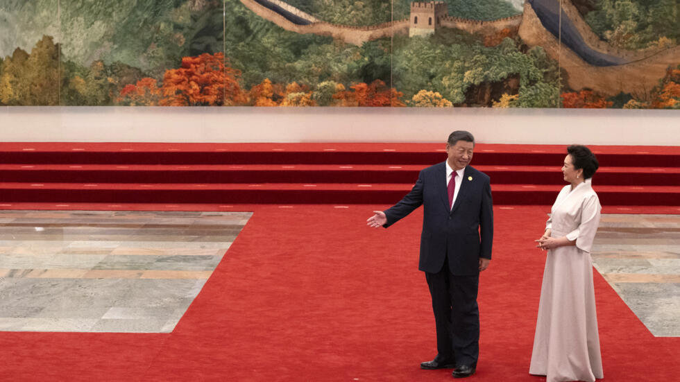 El presidente chino Xi Jinping mira a su esposa Peng Liyuan antes de una cena con líderes africanos en Pekín, el 4 de septiembre de 2024