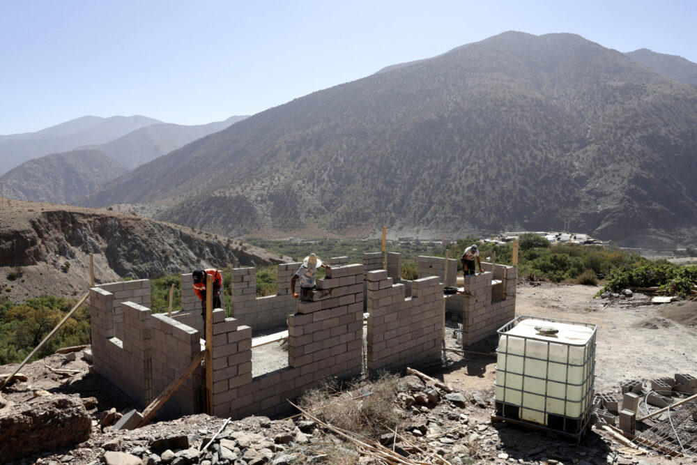 Trabajadores construyen una nueva casa en Tiniskt, un pueblo del centro de Marruecos, el 27 de agosto de 2024