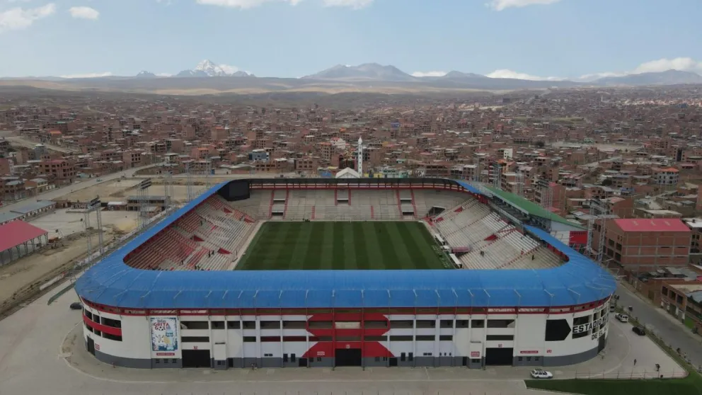 Vista aérea del estadio Municipal de El Alto, en el barrio de Villa Ingenio. Foto: EFE