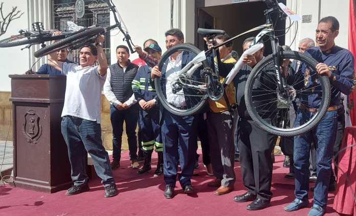 El alcalde entregó 20 bicicletas para premiar a ciclistas.