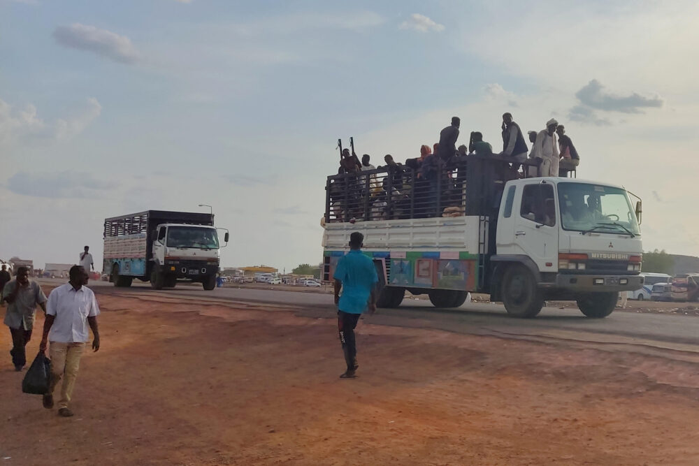 Sudanses huyendo de la ciudad de Sennar tras un ataque de las Fuerzas de Apoyo Rápido (FAR), llegan a Gedaref, en el este de Sudán, el 28 de junio de 2024