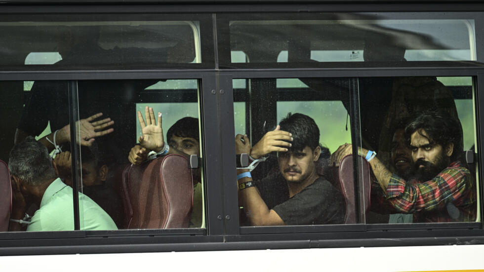 Migrantes indios esposados son trasladados hacia el aeropuerto Pacífico Internacional de Veracruz (Panamá) el 6 de septiembre de 2024.