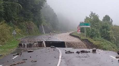 Una carretera colapsa y abre un pozo de 50 metros tras fuertes lluvias en Francia (VIDEO)