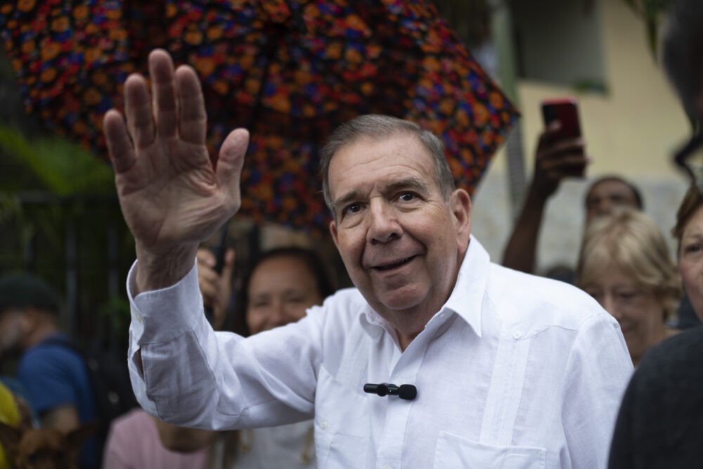 El candidato presidencial opositor Edmundo González saluda a sus simpatizantes durante un evento político en una plaza, el 19 de junio de 2024, en el municipio de El Hatillo, Caracas, Venezuela.