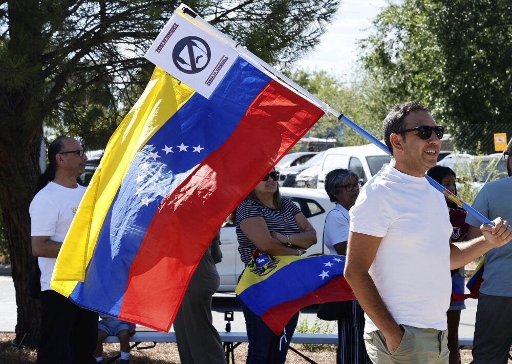 Un grupo de venezolanos, este domingo en el exterior de la base aérea de Torrejón.