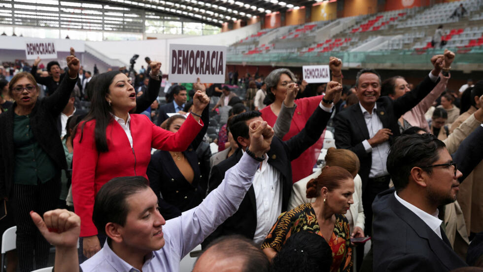 Legisladores del partido Morena reaccionan tras aprobar la reforma judicial propuesta por el presidente de México, Andrés Manuel López Obrador, en el Complejo Deportivo Magdalena Mixhuca, en Ciudad de México, México 4 de septiembre de 2024.