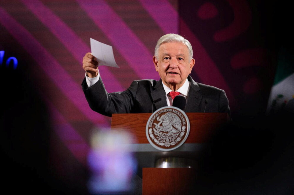 El presidente mexicano Andrés Manuel López Obrador habla sobre una declaración del embajador de EE.UU. Ken Salazar en México sobre una propuesta de reforma judicial fue una falta de respeto y dijo que los EE.UU. tenía una historia de «política intervencionista» en las Américas, durante una conferencia de prensa en el Palacio Nacional, en la Ciudad de México, México en esta foto publicada el 23 de agosto 2024 y distribuida por la Presidencia de México