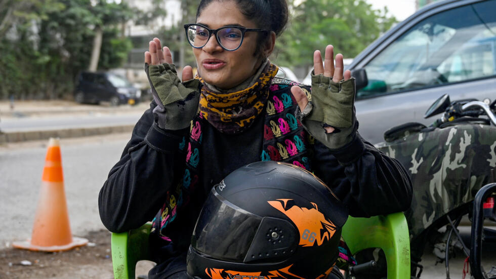 Amina Sohail, conductora de una empresa de transporte, habla con la AFP desde la ciudad pakistaní de Karachi, el 19 de agosto de 2024