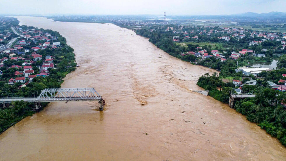 Vista aérea del puente Phong Chau en el río Rojo, derrumbado por el tifón Yogi, en la provincia Phu Tho, en Vietnam, el 9 de septiembre de 2024