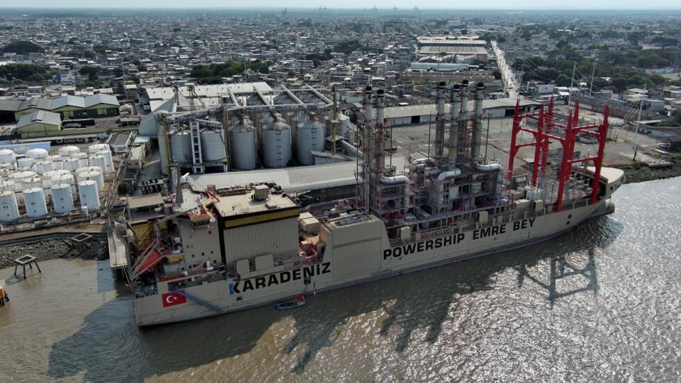 Vista aérea del buque de bandera turca, que generará 100 megavatios de energía para mitigar la crisis energética que sufre Ecuador, en el río Guayas, en Guayaquil (Ecuador), el 8 de septiembre de 2024.