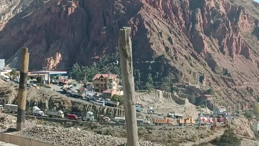 Filas de motorizados en la zona sur para cargar carburantes. Foto: Visión 360