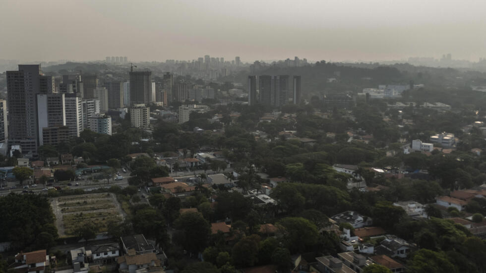 Vista de la ciudad de Sao Paulo, que este lunes figuró como la más contaminada del mundo en medio del humo de los intensos fuegos forestales en la Amazonía, el 9 de septiembre de 2024.