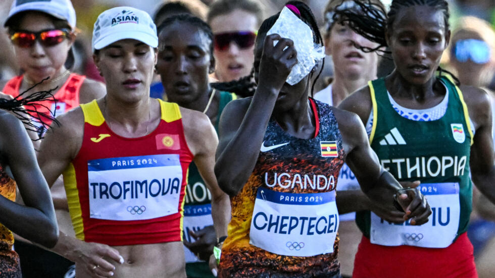 Rebecca Cheptegei se refresca con una bolsa de hielo durante la maratón de los Juegos Olímpicos de París, el 11 de agosto de 2024 en la capital francesa