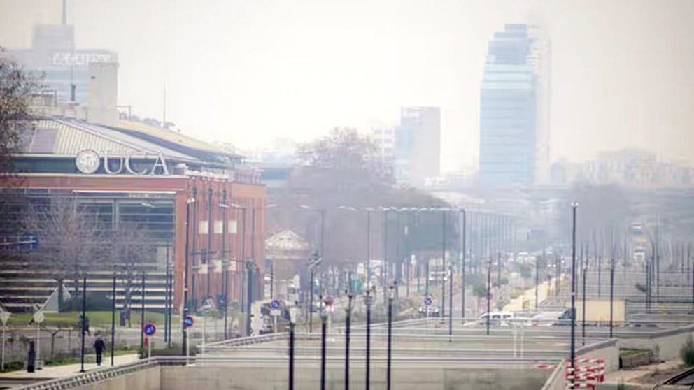 Una imagen de la provincia de Buenos Aires, con una nube densa de humo./ LA NACIÓN