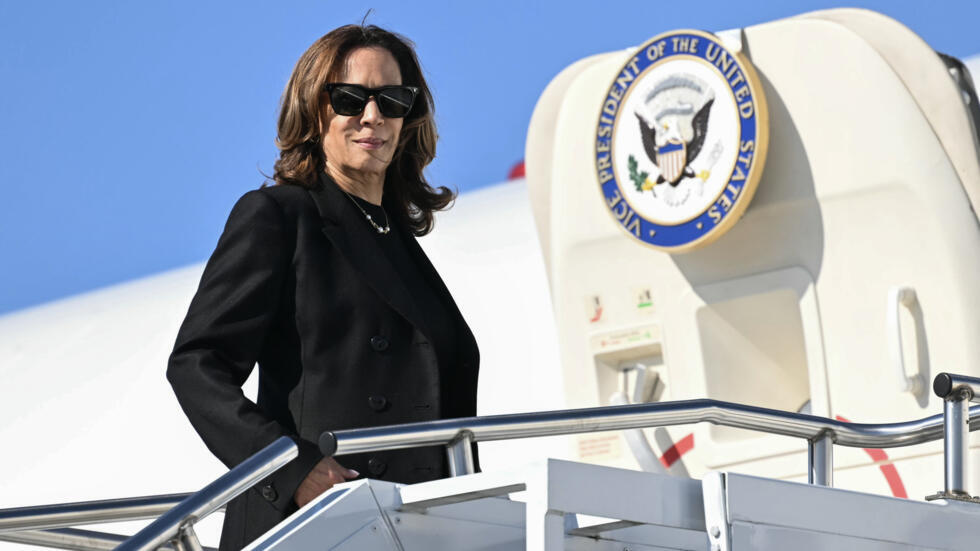 La vicepresidenta de Estdos Unidos y candidata demócrata Kamala Harris aborda el Air Force Two en en aeropuerto de Pittsburgh el 9 de septiembre de 2024.