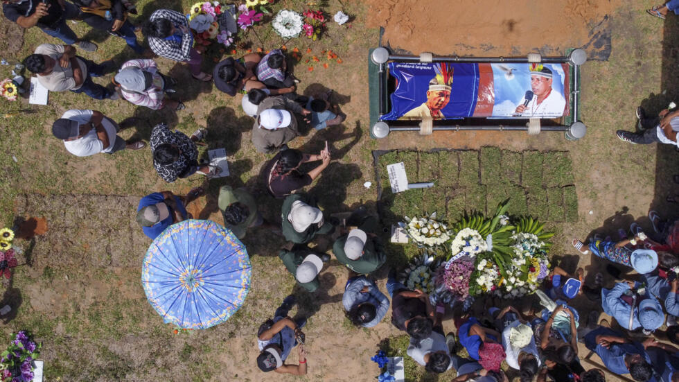 El entierro del asesinado activista medioambiental indígena Quinto Inuma, líder de la comunidad Kichwa, celebrado en la remota localidad de Santa Rosillo de Yanayacu, en la selva amazónica de Perú, el 2 de diciembre de 2023