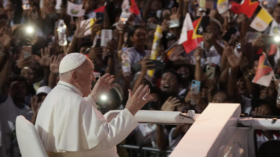 El Papa Francisco hace un gesto al salir después de dirigir una santa misa en el parque Tasitolu en Dili, Timor Oriental, el martes 10 de septiembre de 2024.