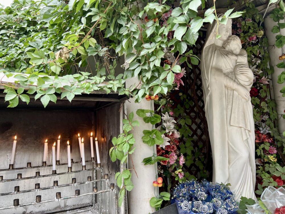 Estatua de la Virgen María.