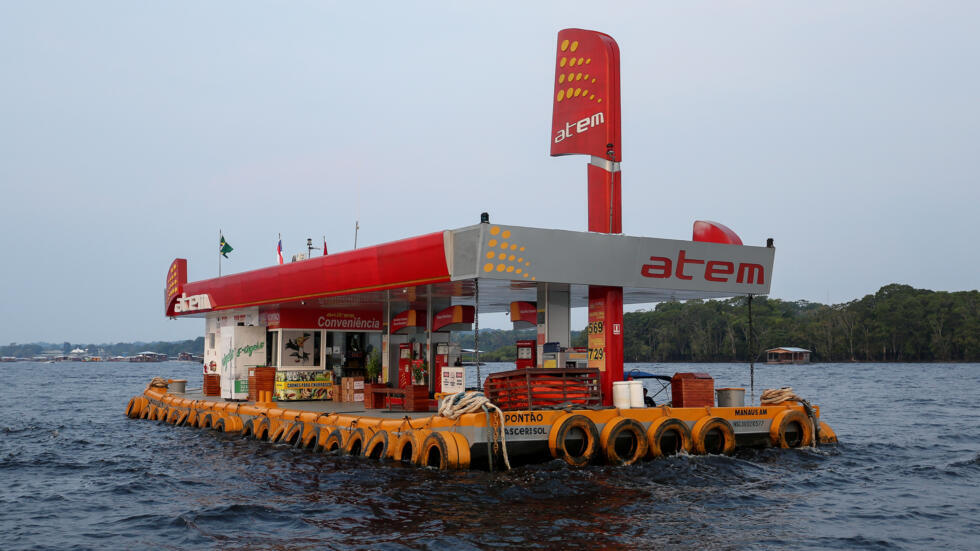 Una gasolinera flotante en río Negro, cerca de la ciudad brasileña de Manaos, en una imagen del 23 de agosto de 2022