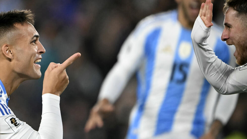 El mediocampista argentino Alexis Mac Allister (R) celebra con su compañero de equipo, el delantero Lautaro Martínez, después de anotar durante el partido de fútbol de las eliminatorias sudamericanas de la Copa Mundial de la FIFA 2026 entre Argentina y Chile en el estadio Mas Monumental de Buenos Aires el 5 de septiembre de 2024.