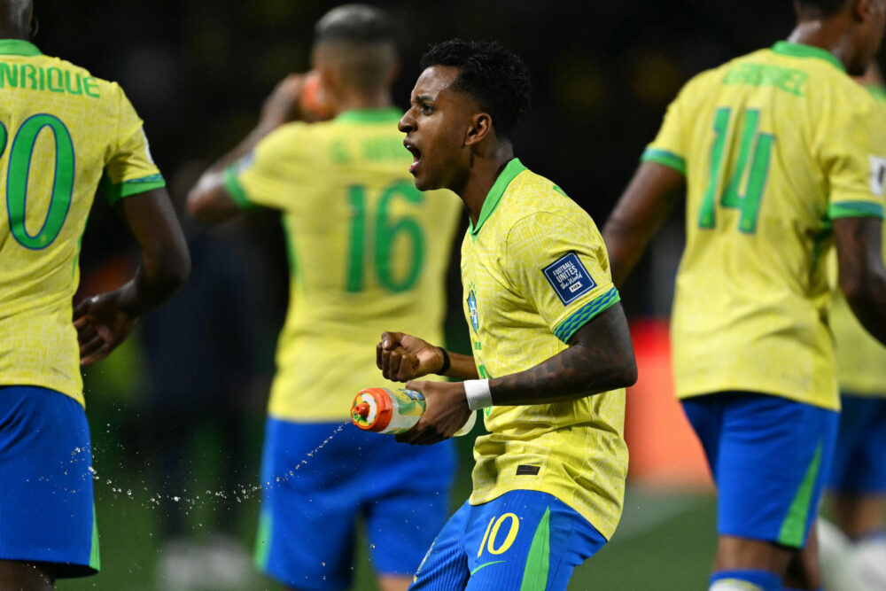 El delantero brasileño Rodrygo celebra después de anotar durante el partido de fútbol de las eliminatorias sudamericanas de la Copa Mundial de la FIFA 2026 entre Brasil y Ecuador, en el estadio Mayor Antônio Couto Pereira en Curitiba, Brasil, el 6 de septiembre de 2024.