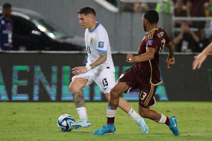 La Vinotinto dominó a Uruguay casi todo el partido. Le faltó puntería. PyayAMDEP6804. MATURÍN (VENEZUELA), 10/09/2024.- José Andrés Martínez (d) de Venezuela disputa un balón con Guillermo Varela de Uruguay este martes, en un partido de las eliminatorias sudamericanas para el Mundial de 2026 entre Venezuela y Uruguay en el estadio Monumental de Maturín (Venezuela). EFE/ Miguel Gutiérrez