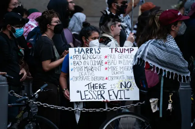 Manifestantes a las puertas del National Constitution Center de Filadelfia, Pensilvania, donde tuvo lugar el primer debate presidencial entre Kamala Harris y Donald Trump, el 10 de septiembre de 2024.