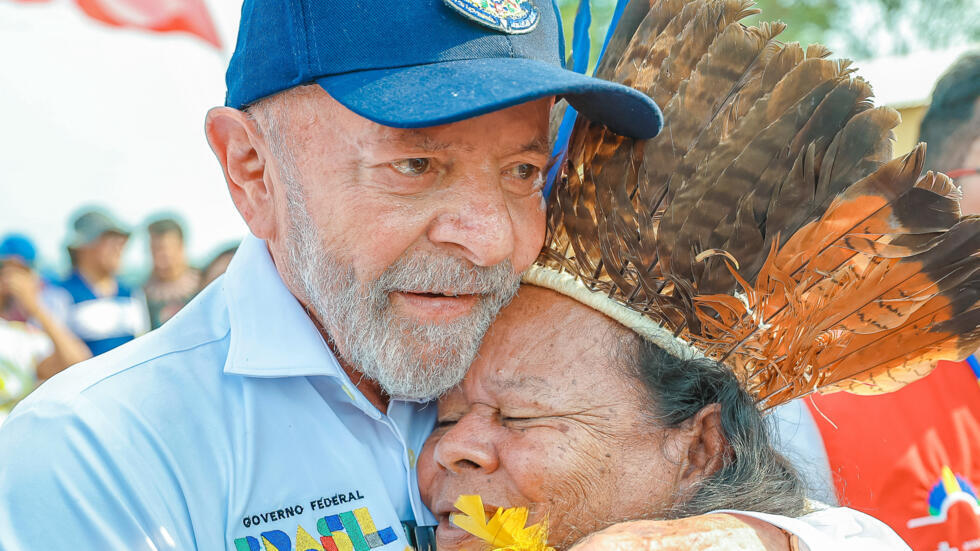 El presidente Luiz Inacio Lula da Silva abraza a un indígena de una comunidad del río Jaquiri durante una visita a Manaquiri, en el estado de Amazonas, el 10 de septiembre de 2024 al norte de Brasil