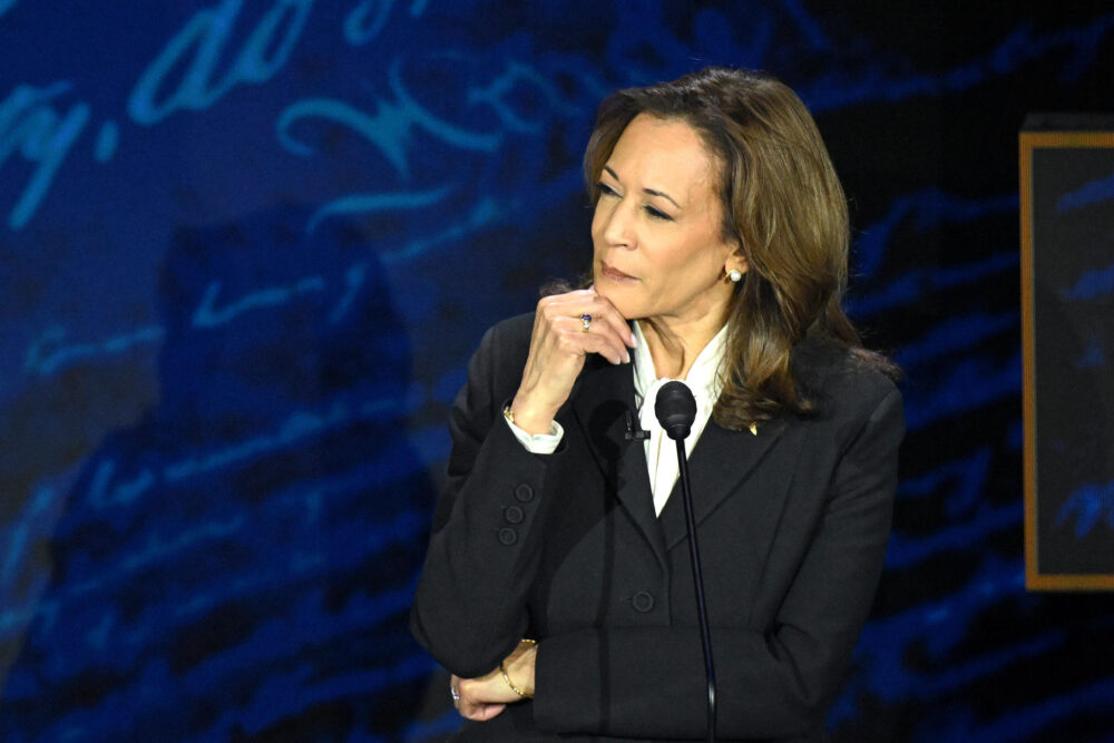 La candidata demócrata a la presidencia y vicepresidenta de EEUU, Kamala Harris, escucha a su contricante republicano, Donald Trump, durante el debate organizado en Filadelfia (Pensilvania), el 10 de septiembre de 2024