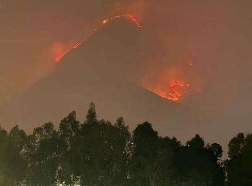 Incendio en el Parque Tunari consume 80 hectáreas y bomberos extreman su labor 