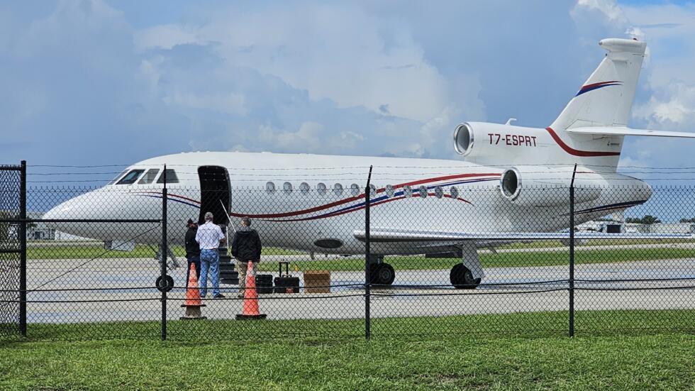 El avión Dassault Falcon 900EX que usaba el presidente venezolano, Nicolás Maduro, y fue confiscado por Estados Unidos, fotografiado en Fort Lauderdale (Florida)