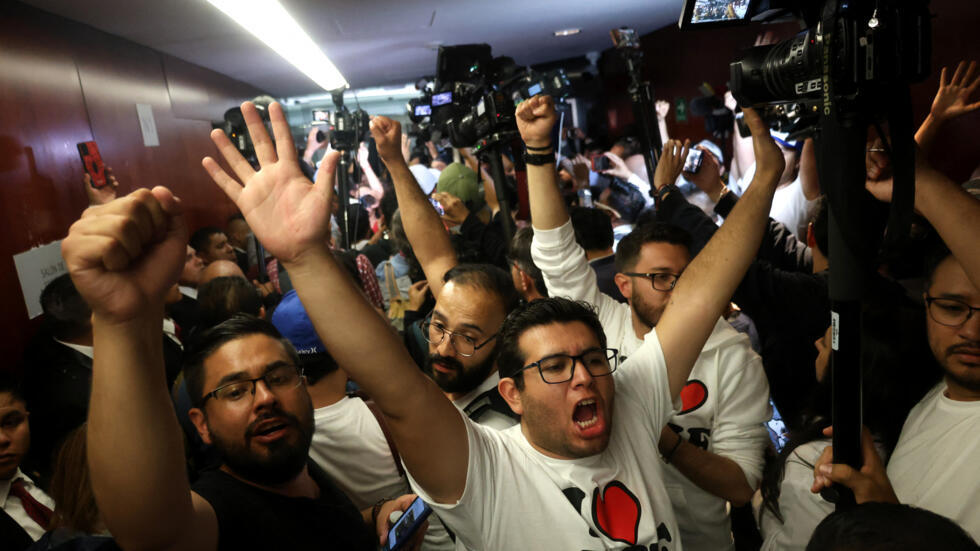 Manifestantes en el Senado de México este 10 de septiembre 