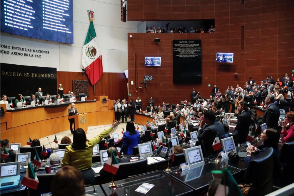 El senador Miguel Angel Yunes se dirige al resto de senadores en la cámara alta este 10 de septiembre .