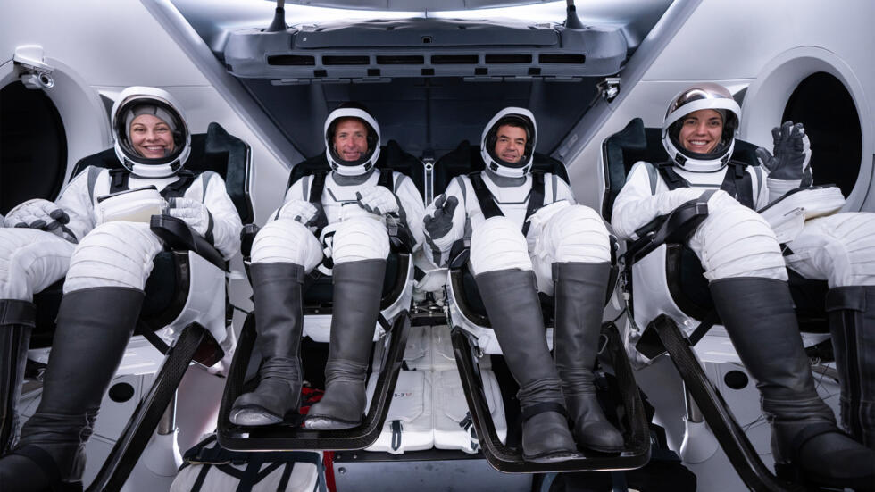 Los cuatro miembros de la tripulación de la misión Polaris Dawn (desde la izquierda) Anna Menon, Scott Poteet, Jared Isaacman y Sarah Gillis, a bordo de una cápsula SpaceX, el 25 de agosto de 2024 en Cabo Cañaveral, Florida