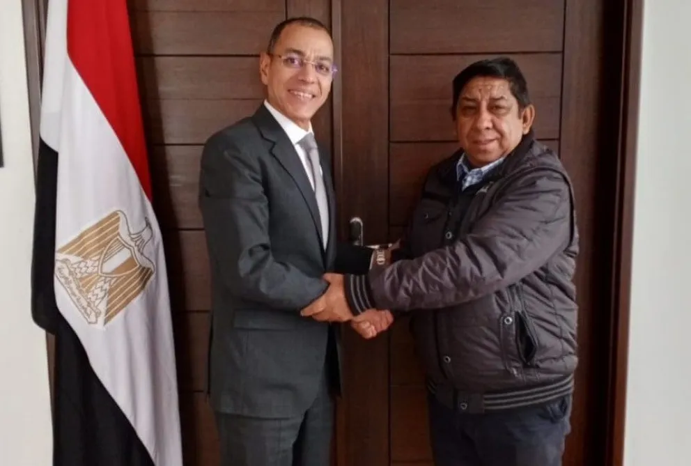 El director del Senasag con el embajador egipcio. Foto: @SenasagBolivia