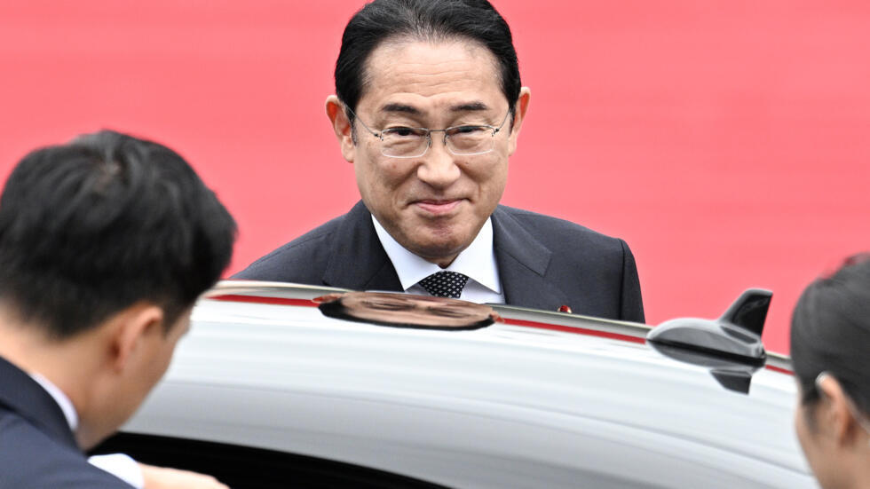 El primer ministro japonés, Fumio Kishida, sube a un automóvil tras su llegada a la base aérea de Seúl, el 6 de septiembre de 2024 en Seongnam (Corea del Sur)