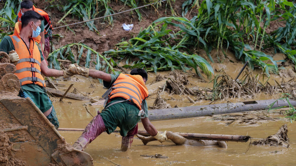 Miembros de un equipo de rescate recuperan el cadáver de una víctima del deslizamiento de tierra ocurrido en la aldea de Lang Nu, en la provincia de Lao Cai, el 12 de septiembre de 2024 al norte de Vietnam, golpeado por el tifón Yagi