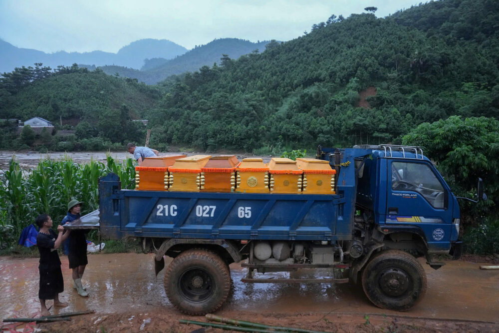 Un camión cargado con ataúdes de víctimas del deslizamiento de tierra ocurrido en la aldea de Lang Nu, en la provincia de Lao Cai, el 12 de septiembre de 2024 al norte de Vietnam, golpeado por el tifón Yagi