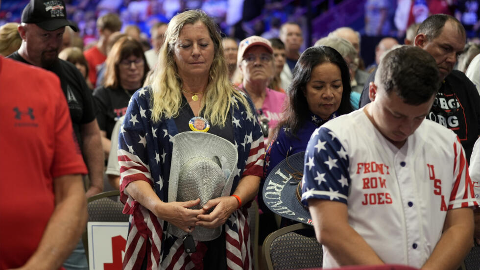 Simpatizantes rezan antes de que el excandidato presidencial republicano Donald Trump hable durante un acto de campaña, el viernes 30 de agosto de 2024, en Johnstown, Pensilvania (AP Photo/Alex Brandon)