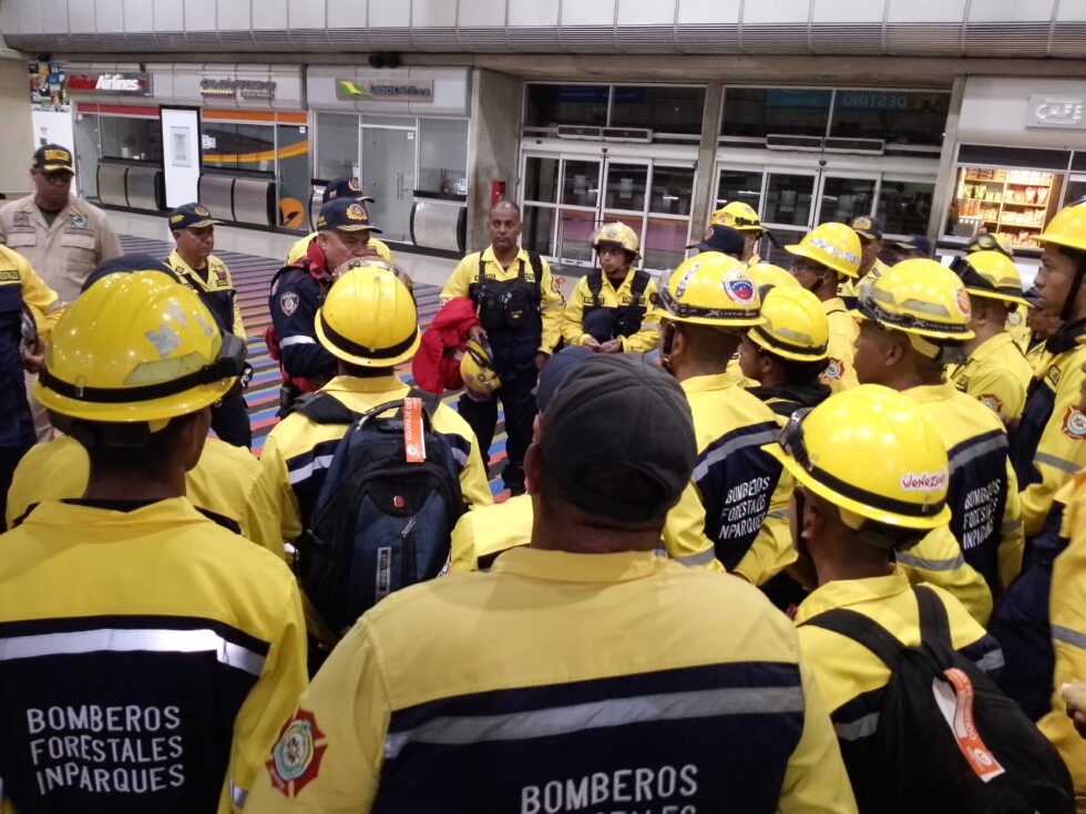 Más de 60 bomberos y expertos en incendios forestales de Venezuela arribarán al mediodía a Santa Cruz